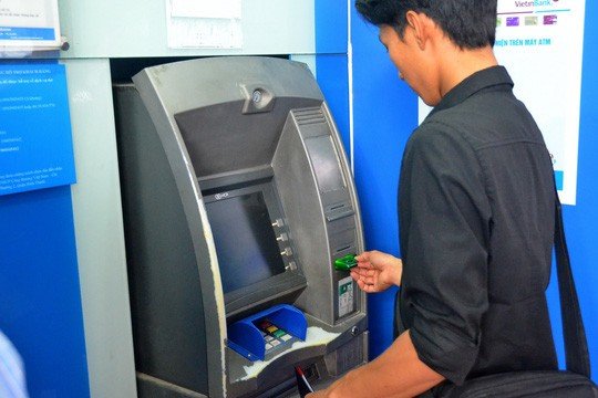 Yêu cầu 4 ngân hàng báo cáo về việc tăng phí rút tiền