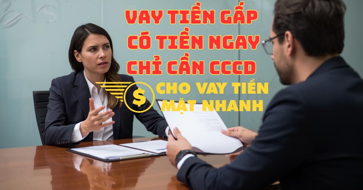 Chuyên viên hướng dẫn thủ tục vay tiền nóng chỉ cần CCCD cho khách hàng tại dịch vụ vay không thế chấp.