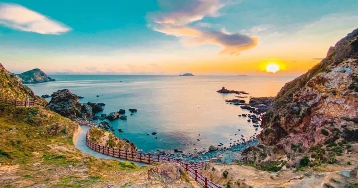 Bình minh trên Eo Gió, dịch vụ vay tiền online uy tín tại Bình Định.