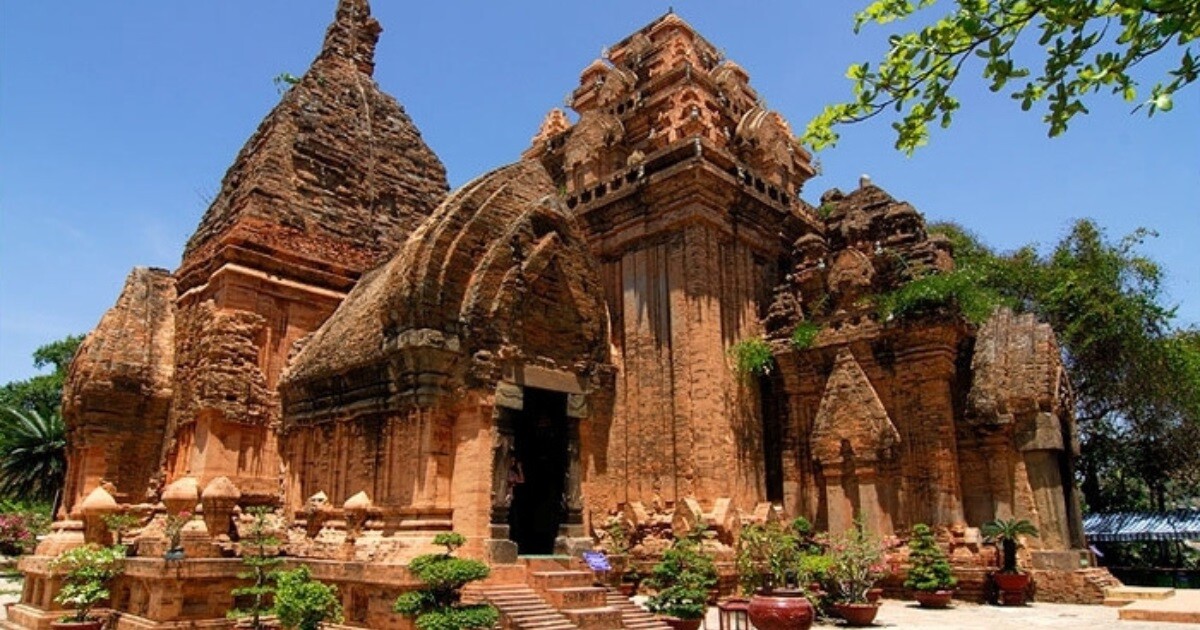Cận cảnh họa tiết chạm khắc Tháp Bà, hỗ trợ tài chính cá nhân Nha Trang.