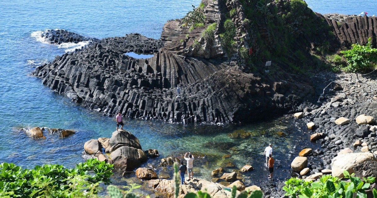 Du khách chụp ảnh Ghềnh Đá Đĩa, dịch vụ vay tiền online uy tín tại Phú Yên.