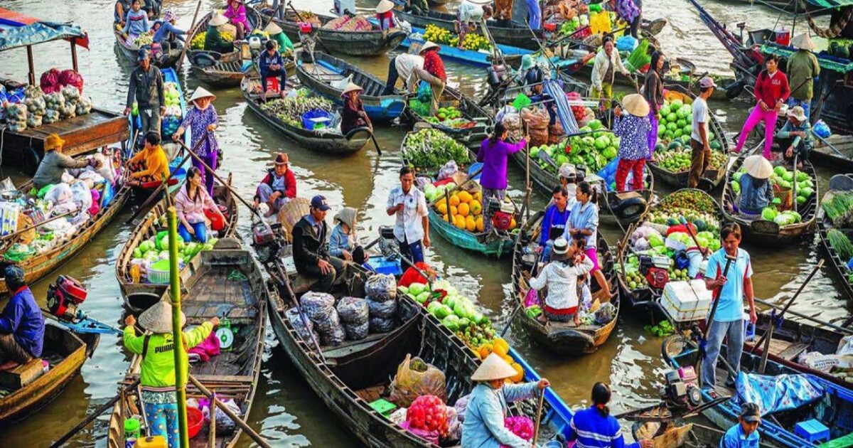 Cảnh Chợ Nổi Cái Bè Tiền Giang tấp nập, sẵn sàng hỗ trợ vay tiền Tiền Giang cho hoạt động giao thương, buôn bán.