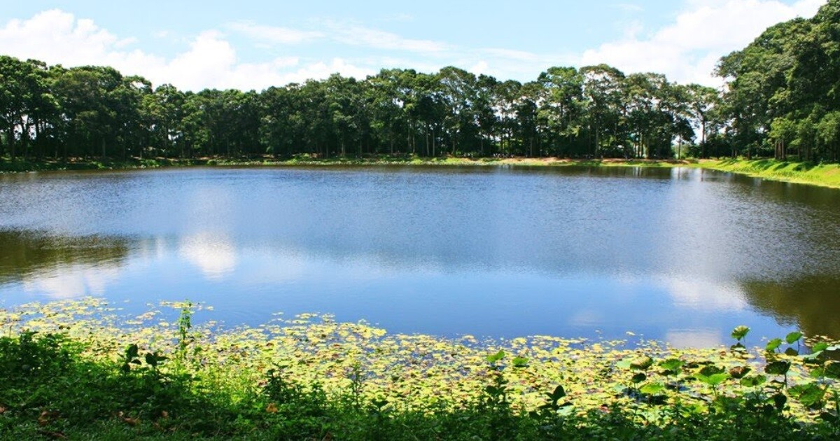 Ao Bà Om (Ao Vuông) ở Trà Vinh, di tích lịch sử cung cấp dịch vụ vay tiền Trà Vinh uy tín, hỗ trợ phát triển kinh tế địa phương.