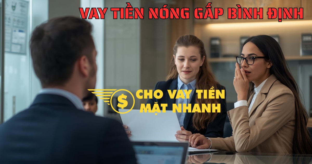 Chuyên viên hỗ trợ làm thủ tục vay tiền cho khách hàng tại Bình Định, đảm bảo quy trình vay tiền Bình Định nhanh chóng, dễ dàng.