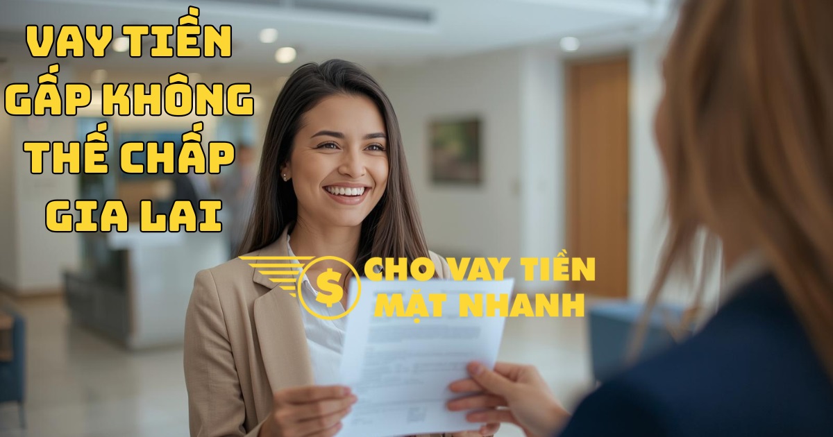 Chuyên viên hướng dẫn khách hàng làm thủ tục vay tiền nhanh tại Gia Lai, đảm bảo quy trình vay tiền Gia Lai rõ ràng, dễ dàng.